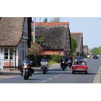 2430_25 Fachwerkhäuser mit Reet gedeckt - Strassenverkehr, Ausflug im Frühling ins Alte Land.. | Fruehlingsfotos aus der Hansestadt Hamburg; Vol. 2